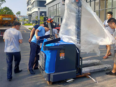 科力電動堆高車進行裝卸、堆高、堆垛和短距離運輸作業(yè)