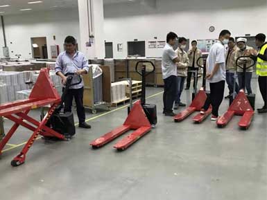 電動(dòng)高升程搬運(yùn)車交付使用，感謝廠家羅總親自跟客戶講解操作方法！