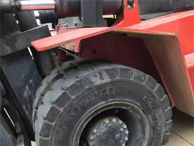 前進(jìn)實(shí)心輪胎825-15，6條實(shí)心輪胎已全部安裝到叉車上